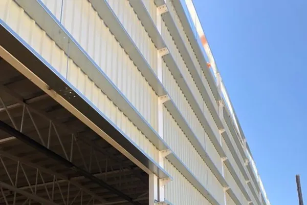 Bardage en panneaux sandwich isolants posé sur la façade d'un bâtiment industriel