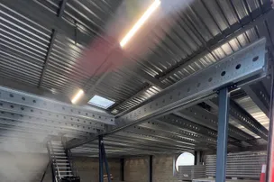 Charpente d'un bâtiment agricole avant la pose de panneaux sandwich