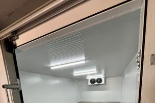 Chambre froide neuve en panneaux sandwich, parois et plafond avant mise en service