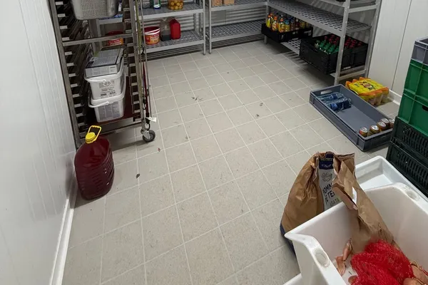 Chambre froide professionnelle avec rayonnages inox et évaporateur plafonnier, chantier MS ECO TECH