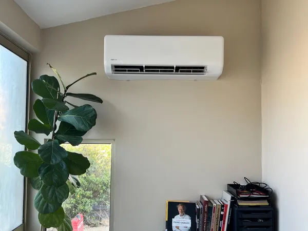 Unité intérieure de climatisation murale installée dans un bureau