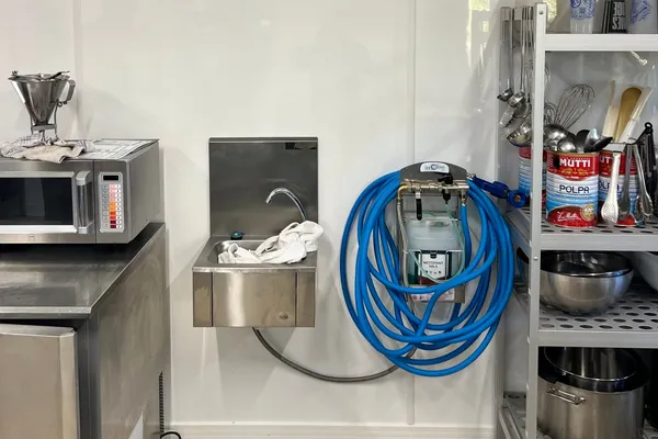 Unité intérieure de climatisation murale installée dans un local professionnel