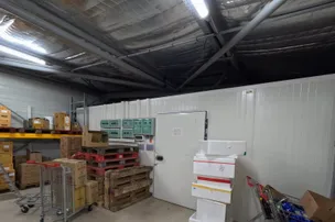 Entrepôt logistique isolé en panneaux sandwich, marchandises sur palettes