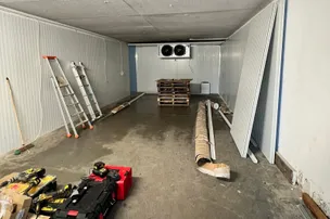 Montage d'une chambre froide : panneaux sandwich isothermes en cours d'assemblage