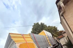 Camion de livraison de panneaux sandwich MS ECO TECH prêt à partir vers un chantier