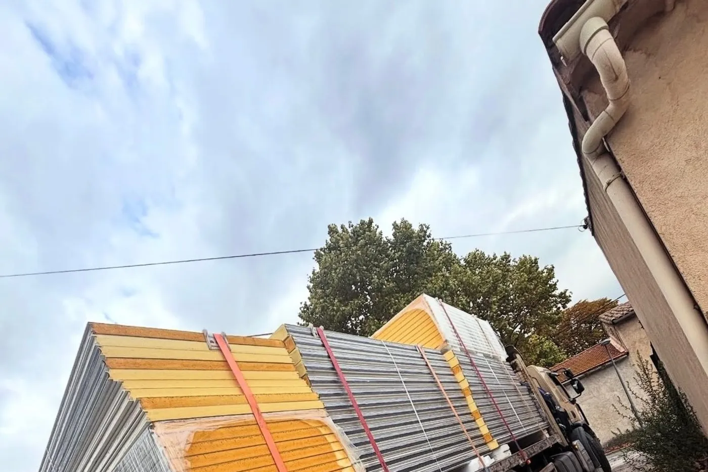 Camion de livraison de panneaux sandwich MS ECO TECH prêt à partir vers un chantier