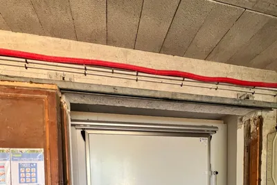 Porte frigorifique isolante posée dans une réserve