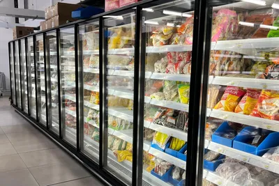 Alignement de vitrines réfrigérées dans un magasin