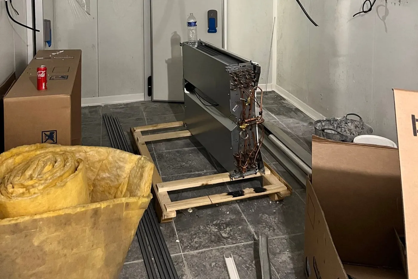 Chantier de pose de panneaux sandwich pour une chambre froide, parois en cours de montage
