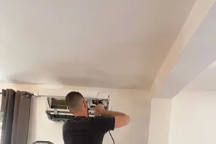 Technicien MS ECO TECH intervenant sur une installation frigorifique