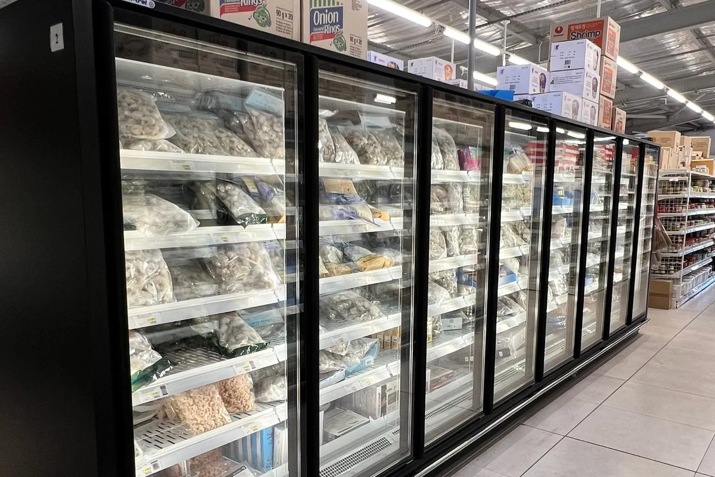 Vitrines réfrigérées vitrées d'un commerce alimentaire, produits sous température dirigée