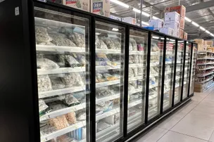 Vitrines réfrigérées vitrées d'un commerce alimentaire, produits sous température dirigée